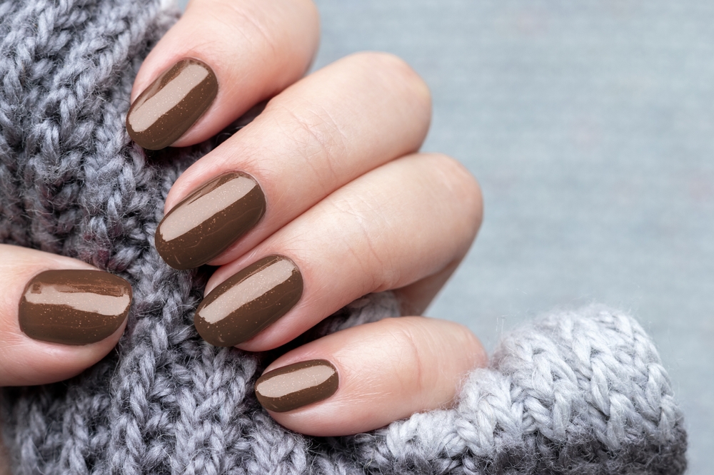 Manicure d'autunno: i colori di tendenza per la stagione (dal bordeaux al marrone)