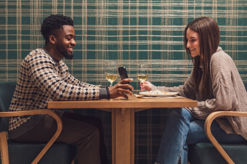 Chi paga il conto al primo appuntamento?