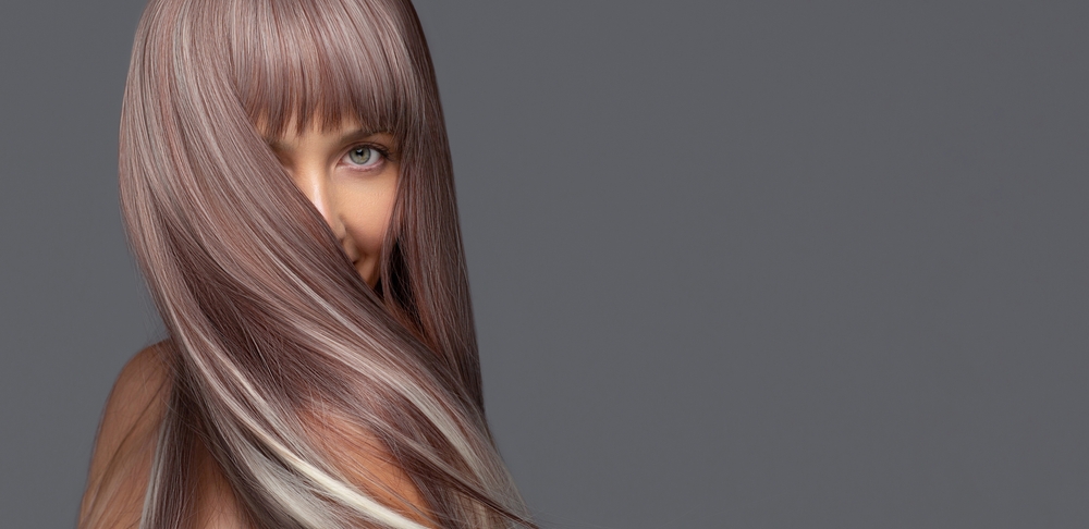 Come dare luce ai capelli grigi con le meches