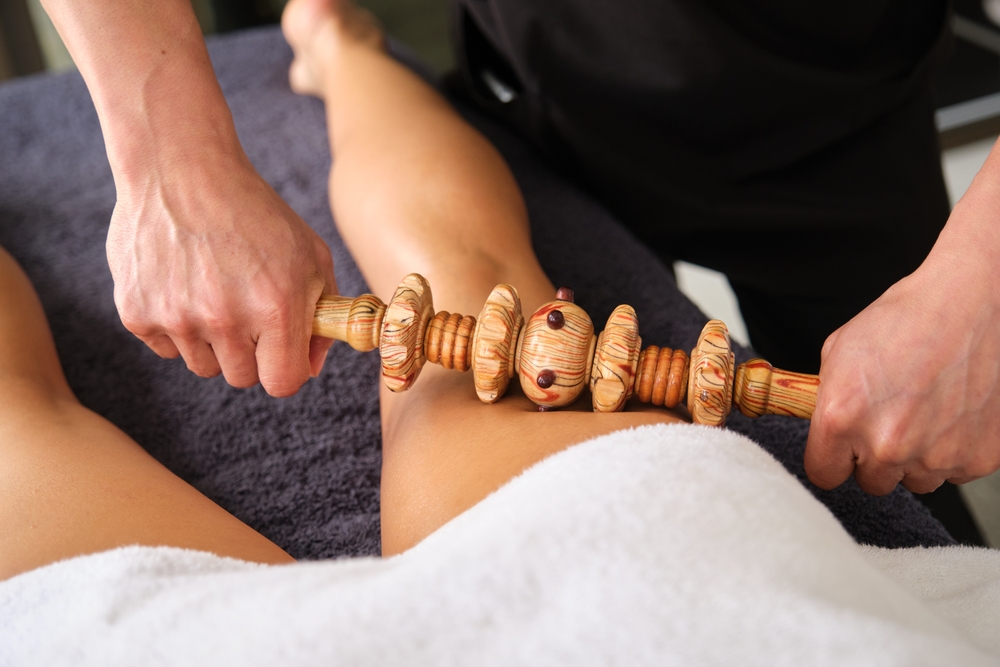 Maderoterapia e dry brushing: i segreti delle star per gambe lisce prima dell'estate
