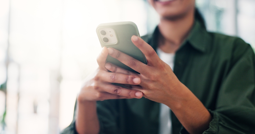 Smartphone, come influenza la salute delle mani e delle dita