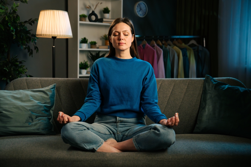 Yoga della sera: come sciogliere le tensioni della giornata prima di dormire