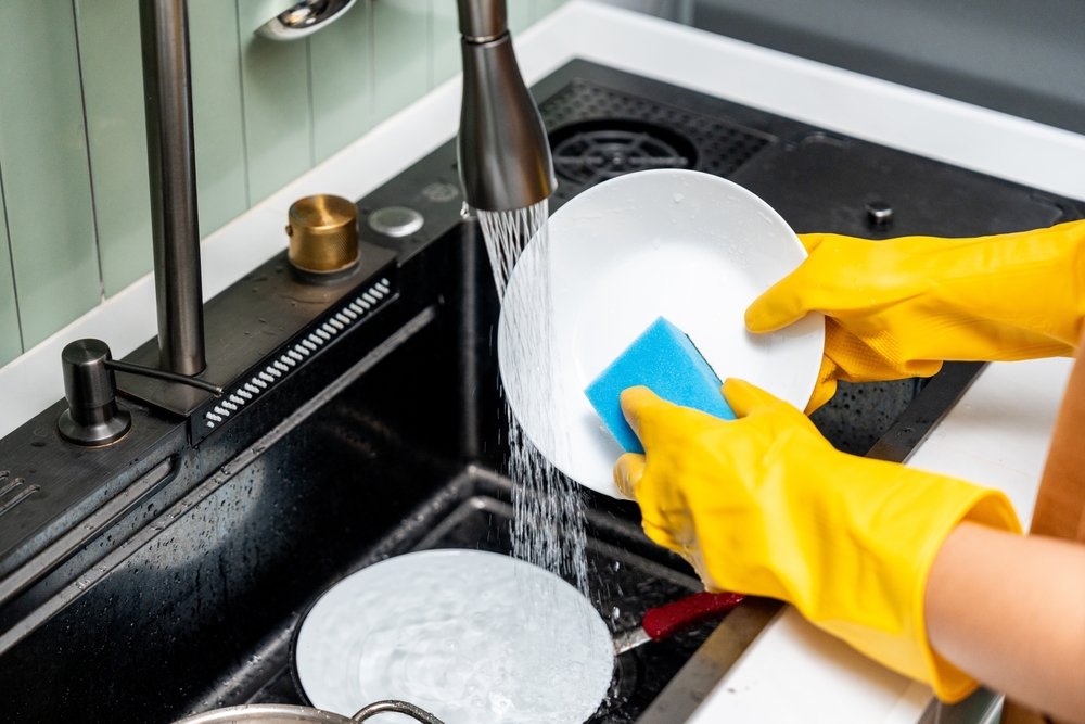 Bisogna sciacquare i piatti prima di caricare la lavastoviglie?