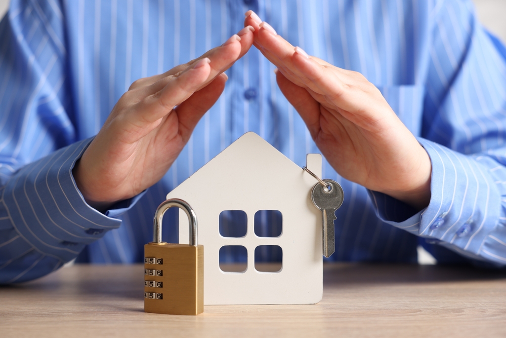 Casa sicura in vacanza: 5 trucchi domotici per simulare la tua presenza
