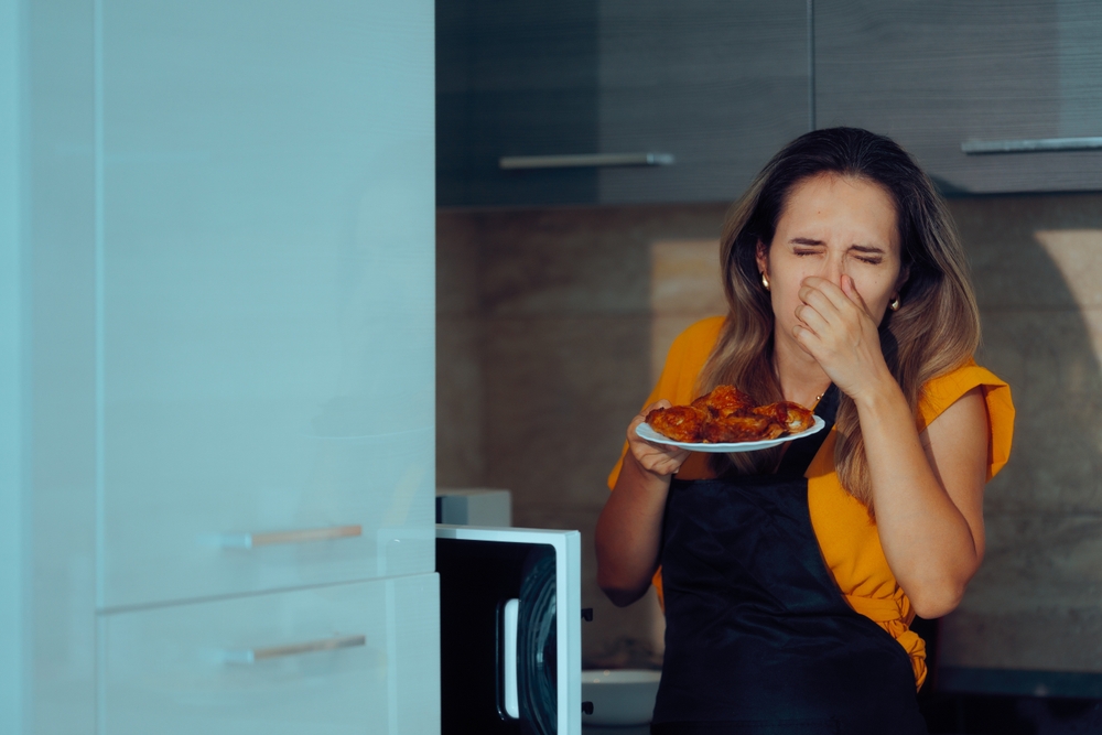 Come eliminare l’odore di bruciato dal microonde