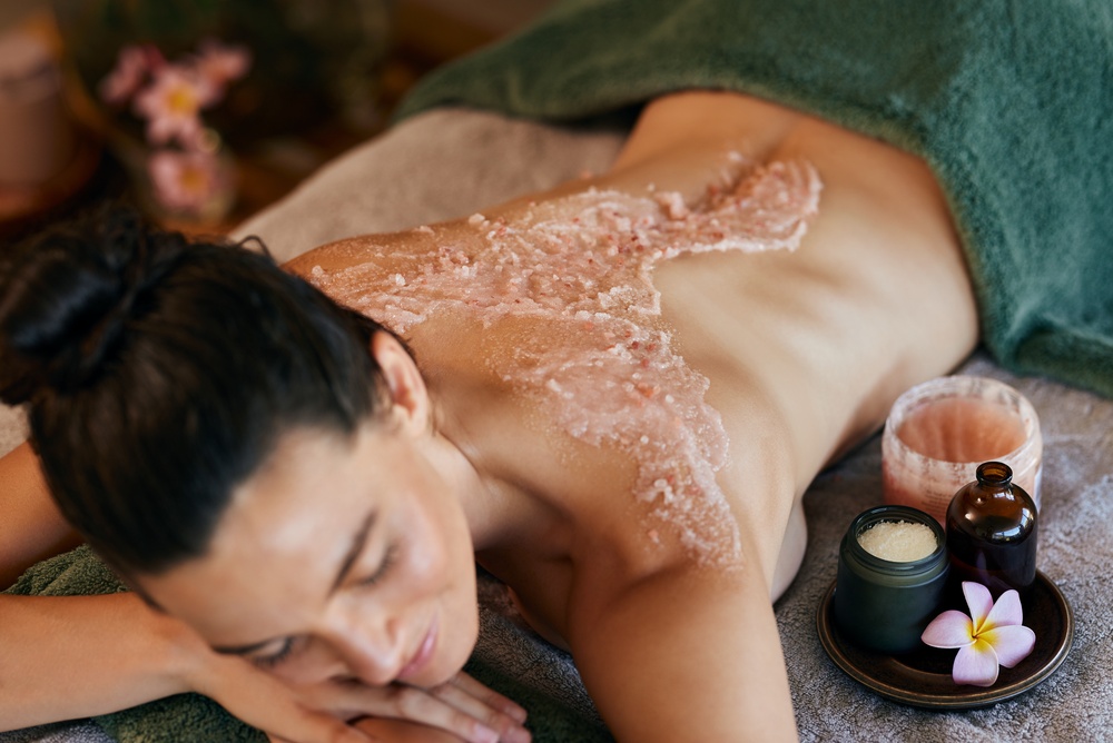 Scrub corpo al sale dell'Himalaya vs sale marino: quale scegliere?