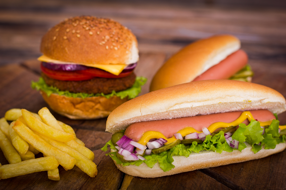 Hot dog vs hamburger, che cosa è peggio mangiare?
