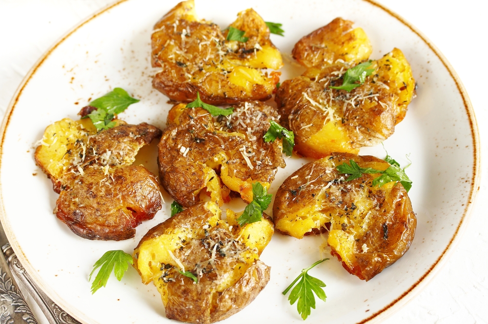 Come fare le patate schiacciate (smashed potatoes), il trend social