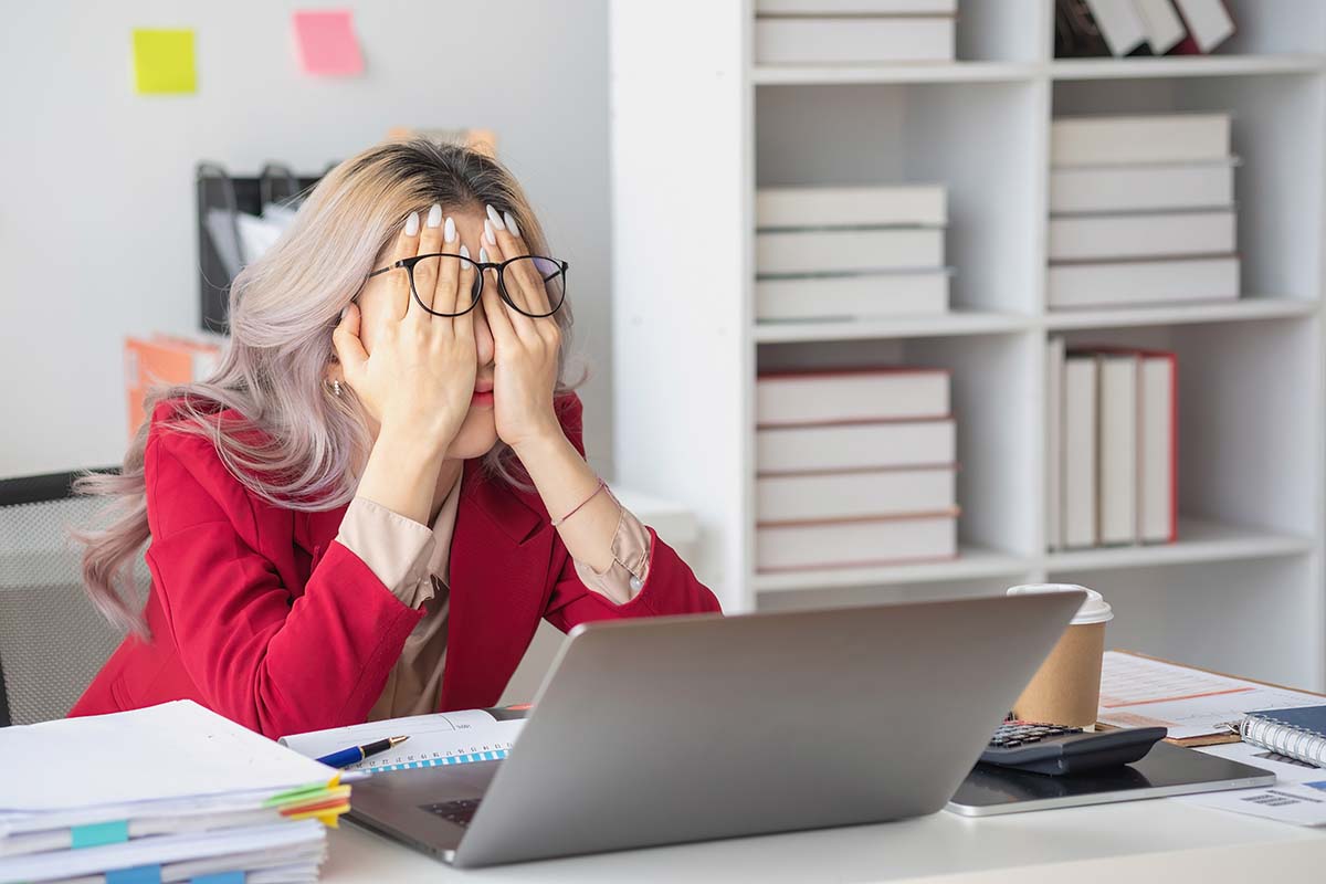 Sticky floor: cos'è il fenomeno che frena la carriera delle donne