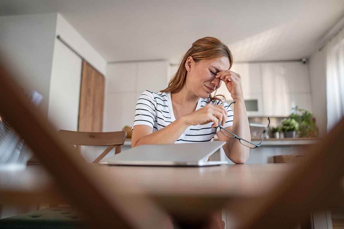 Se la stanchezza al lavoro non passa: quando è stress e quando è sovraccarico
