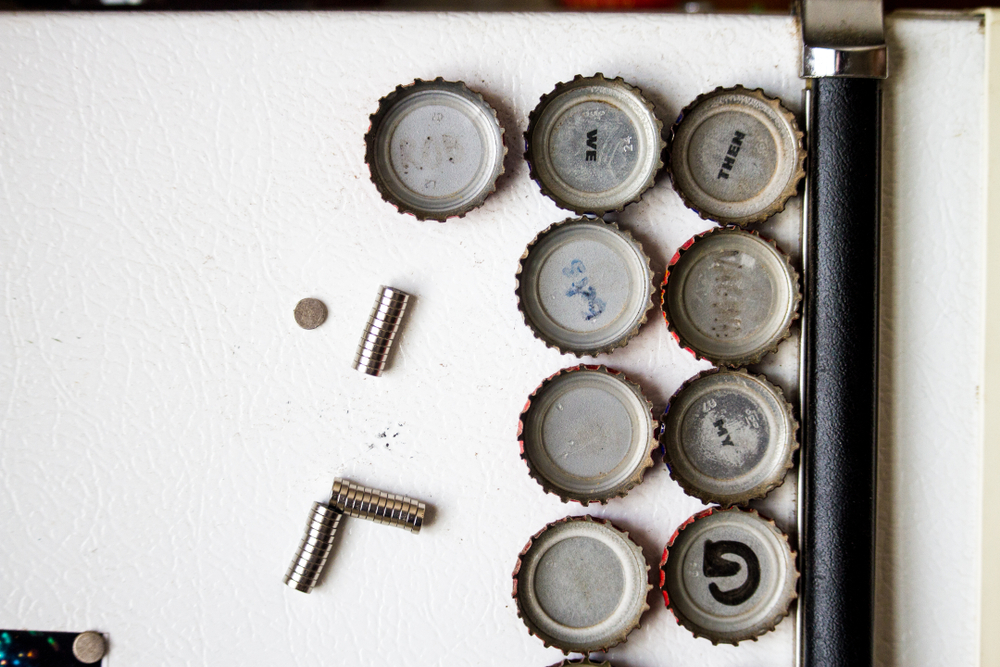 Non buttare i tappi di birra! 2 idee per magneti da frigo fai da te