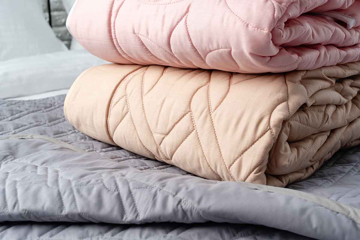 Guida alla trapunta perfetta: scegliere tessuto e peso per l’inverno