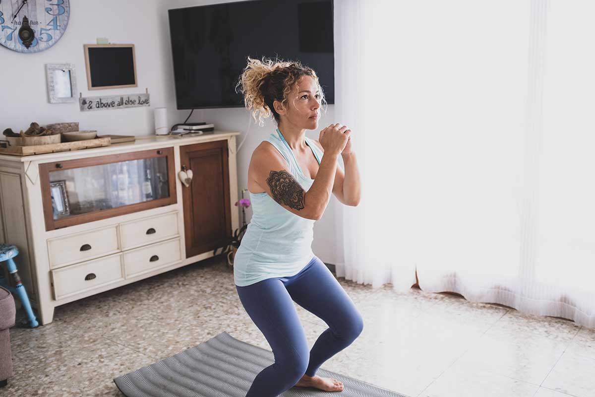 Allenarsi a casa in autunno: il workout da 15 minuti per iniziare ogni giornata