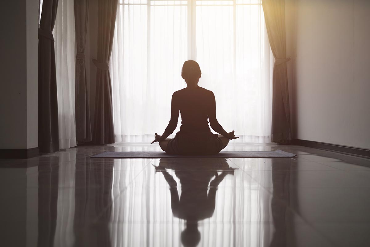 Yoga serale rilassante per finire al meglio la giornata