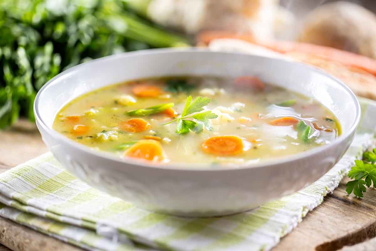 Zuppe leggere con verdure di stagione: idee salutari e gustose