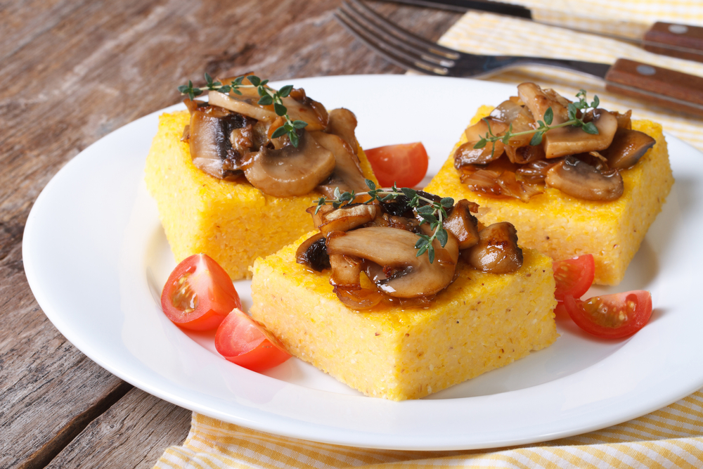 Bocconcini di polenta croccante con funghi e nocciole, la ricetta