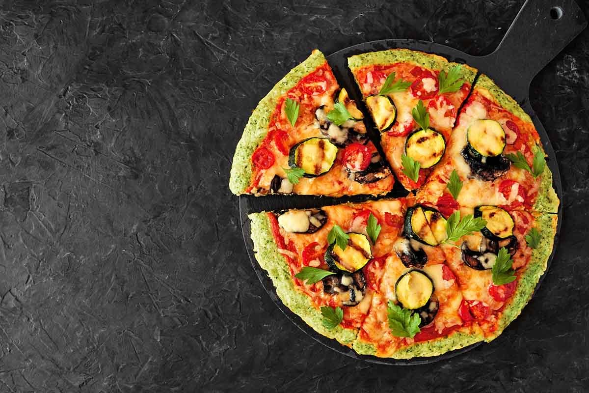 Come si prepara la finta pizza alle zucchine: ricetta