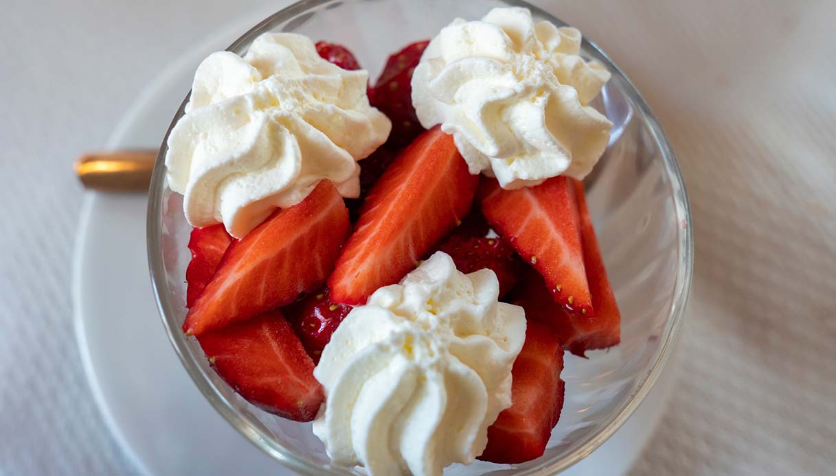 8 trucchi per preparare delle perfette fragole con la panna