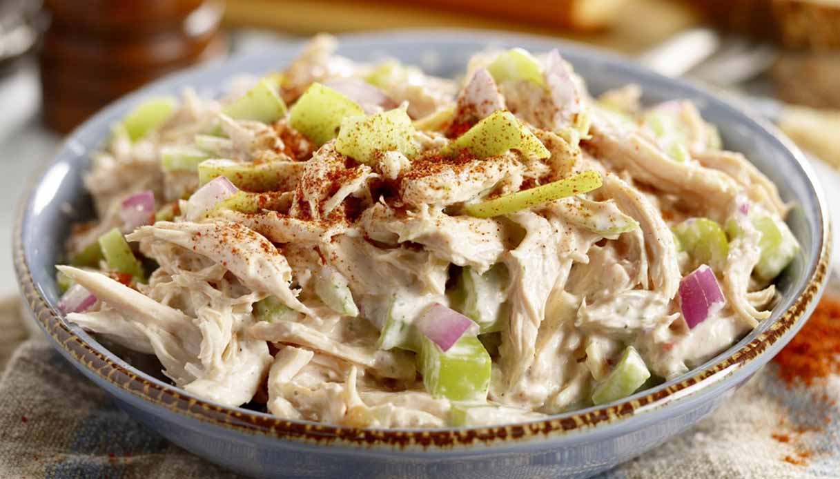 Come si prepara l'insalata di pollo: la ricetta che devi provare