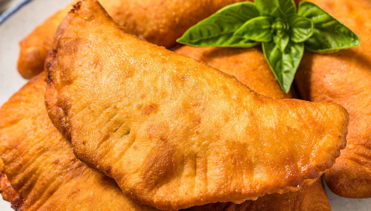 Come preparare i panzerotti fritti: la ricetta facile