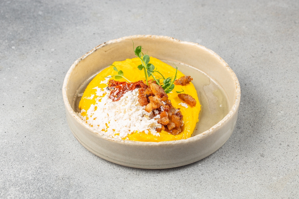 Polenta con salsiccia e formaggio: un must per l'inverno