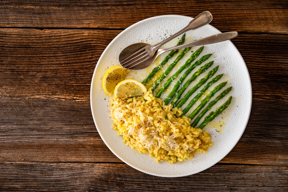 Risotto primavera con asparagi profumato al limone