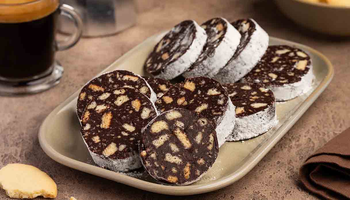 Come si prepara il salame di cioccolato: la ricetta provata per voi