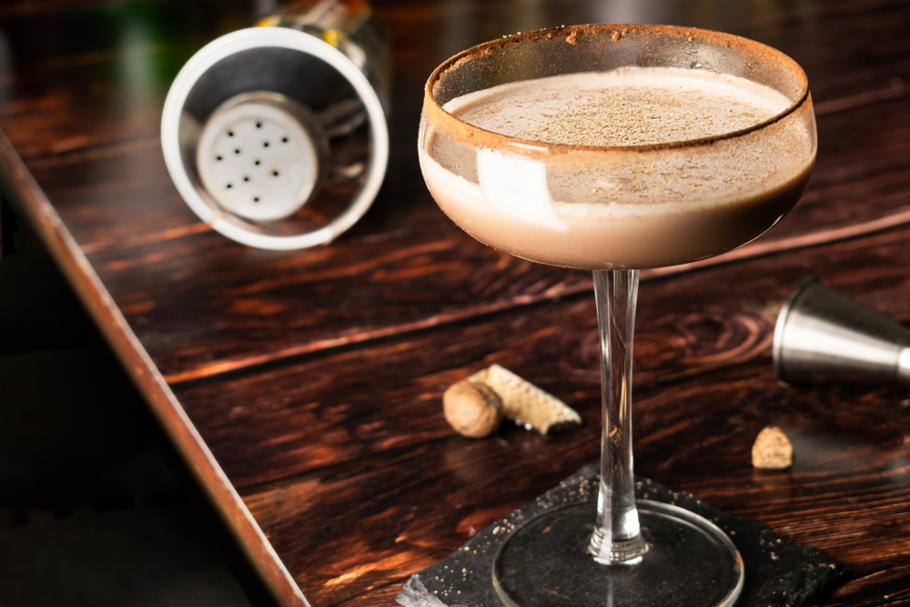 Cocktail Alexander: la ricetta originale e la variante con brandy