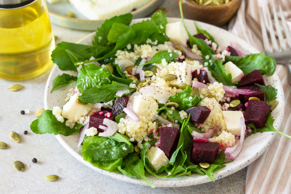 Insalata di quinoa, barbabietole e feta per un pranzo leggero