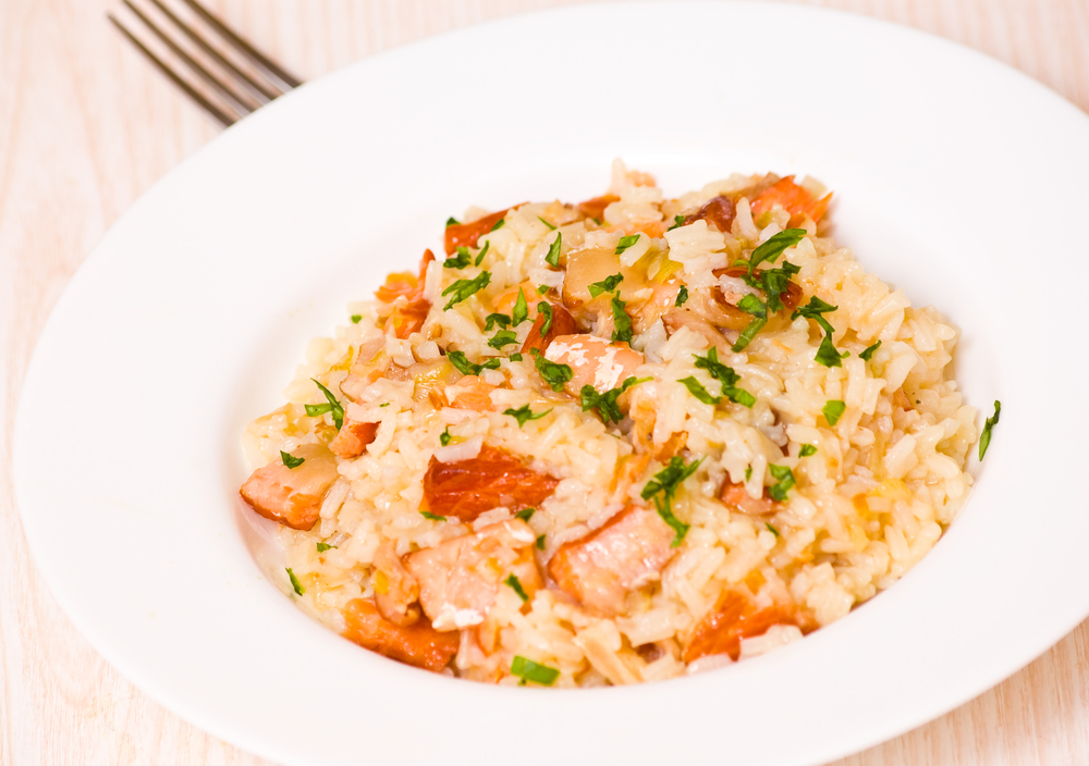 Risotto cremoso al salmone: la ricetta facile e raffinata