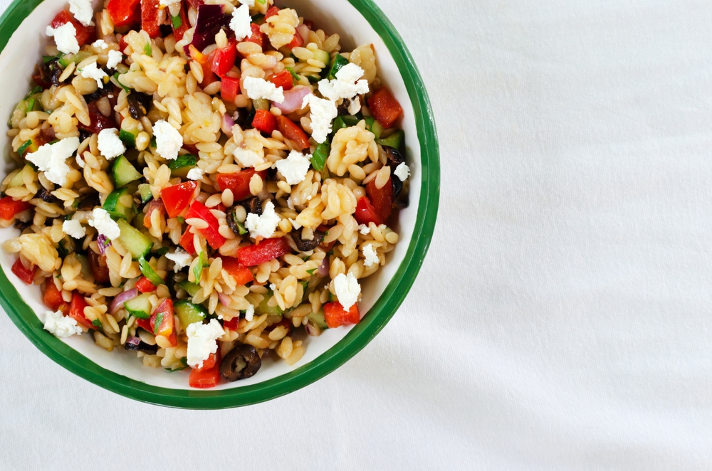 Insalata di orzo e ceci alla greca: la ricetta fresca e nutriente