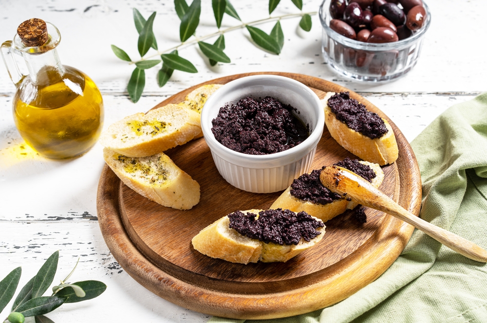 Patè di olive (tapenade): la ricetta veloce per tartine e aperitivi