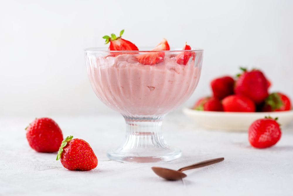 Budino primavera fragole e limone: la ricetta fresca e veloce