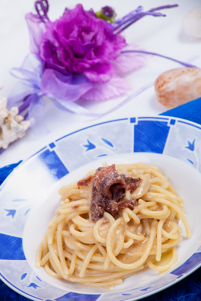 Spaghettoni di Natale con acciughe e mollica