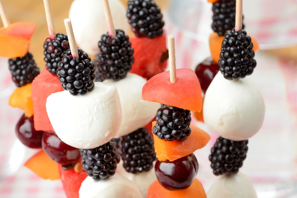 Spiedini di frutta e mozzarella