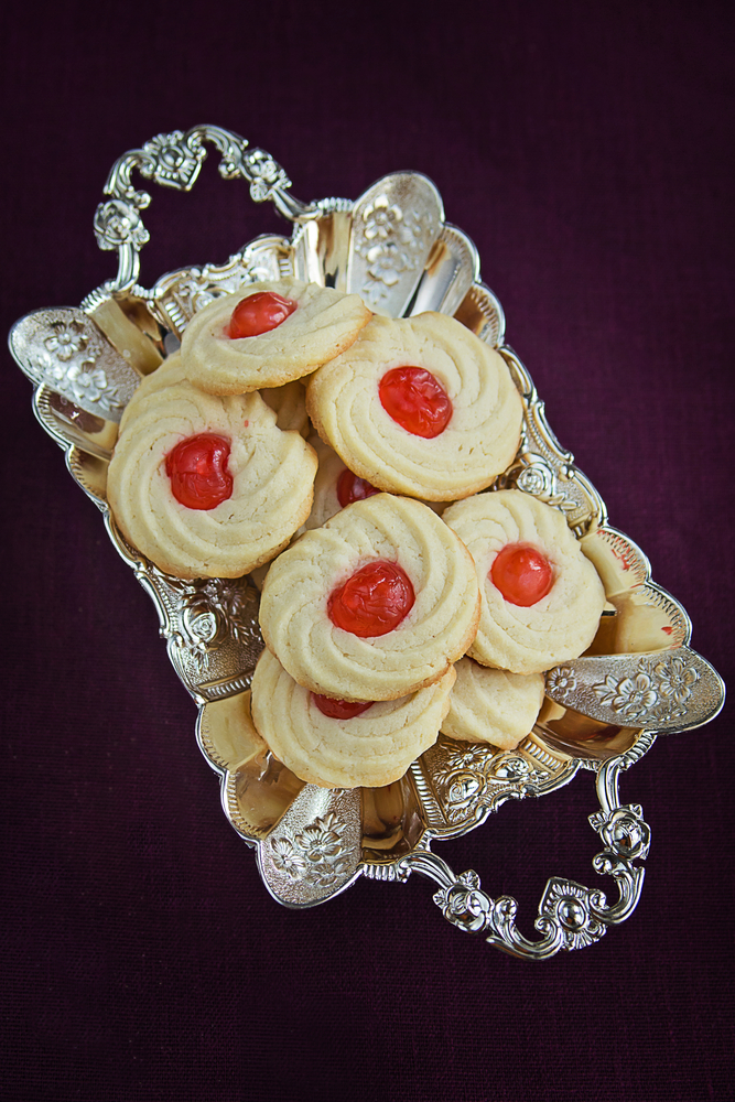 Dolcetti di pasta frolla montata e ciliegie candite