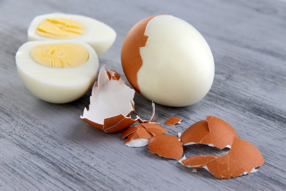 Uova sode ripiene di mousse di robiola