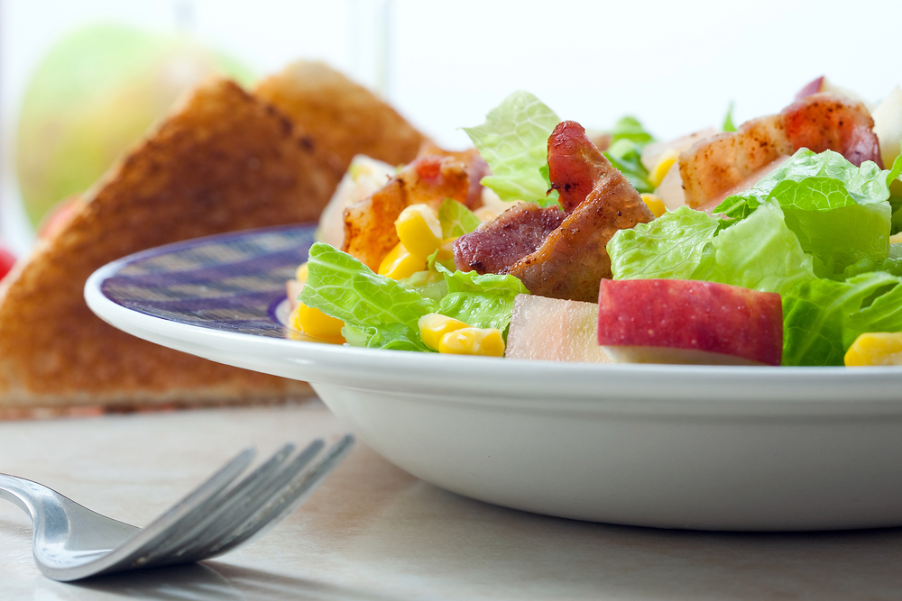 Insalata di mele verdi, speck e sesamo