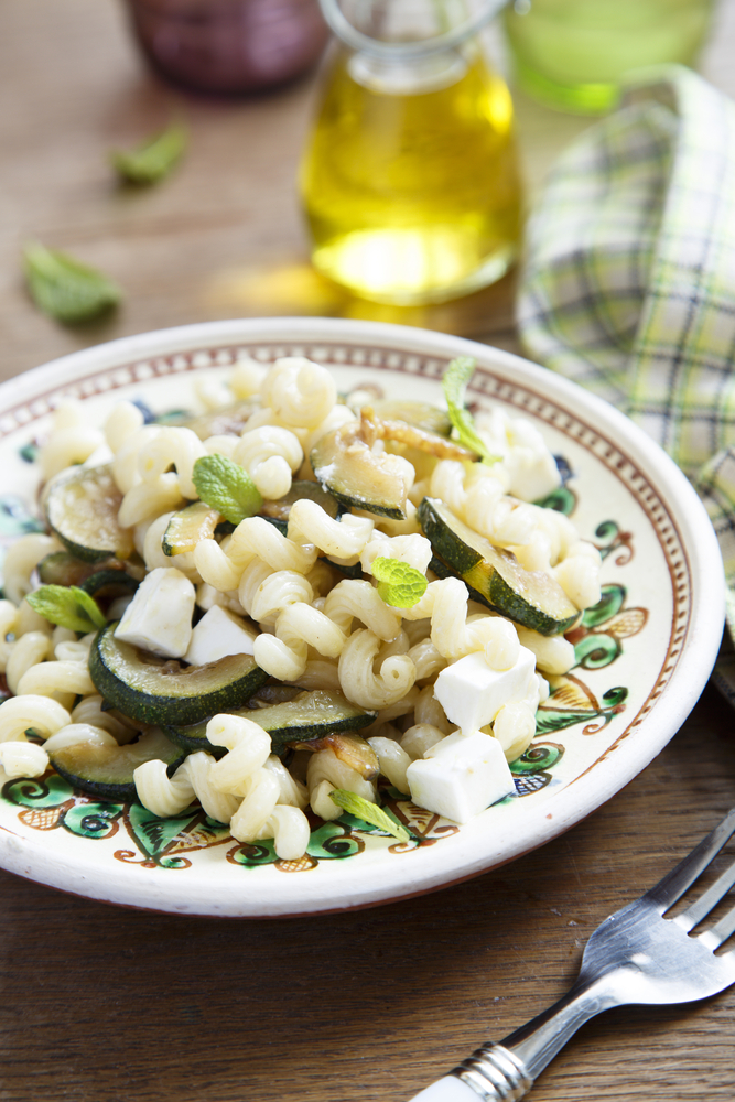 Pasta con zucchine feta e menta