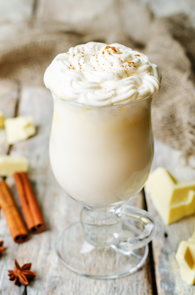 Cioccolata in tazza bianca