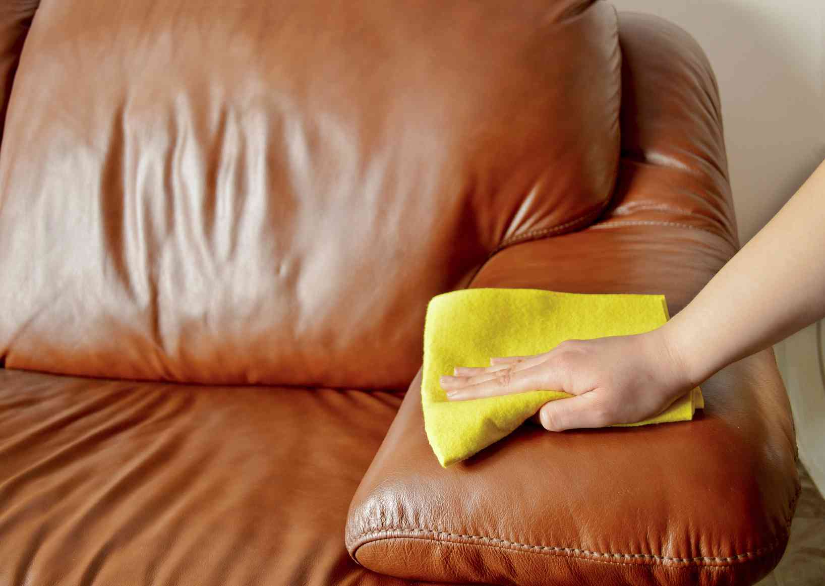 Come pulire il divano in pelle da ogni tipo di macchia