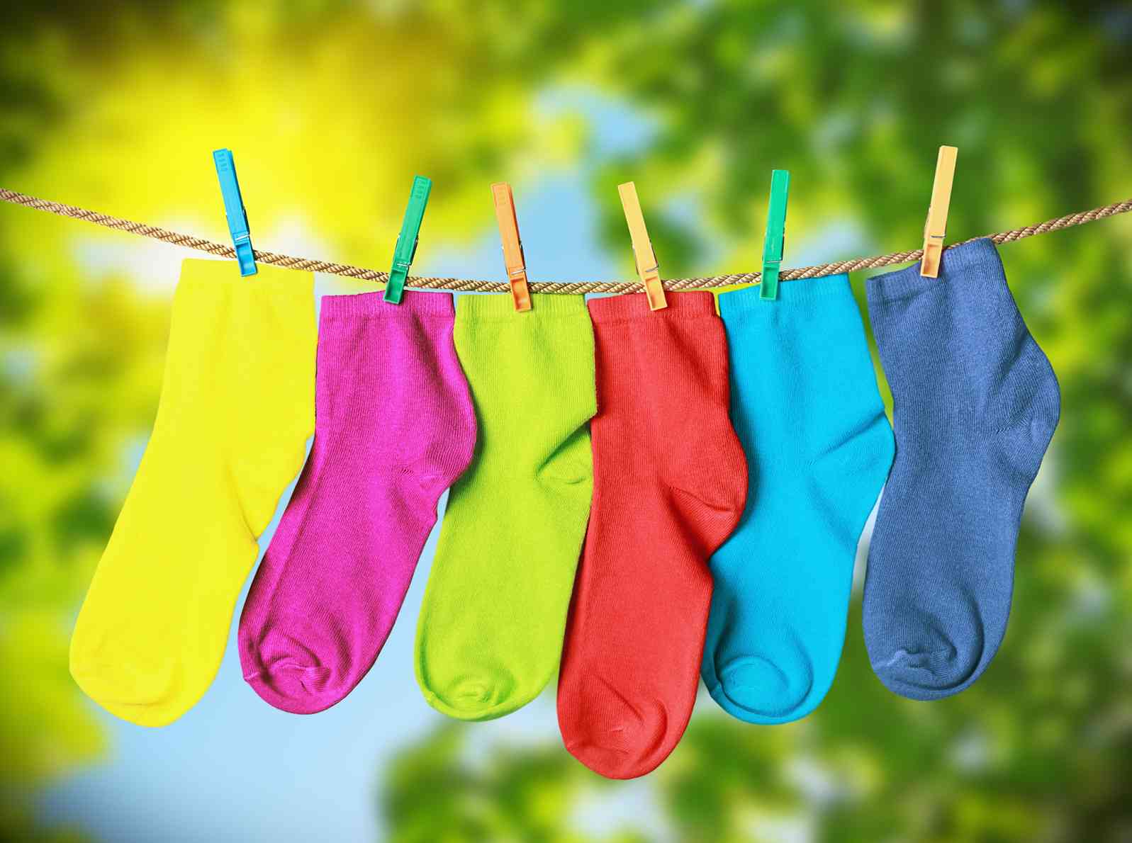 Capi che stingono: come fissare il colore ai tessuti
