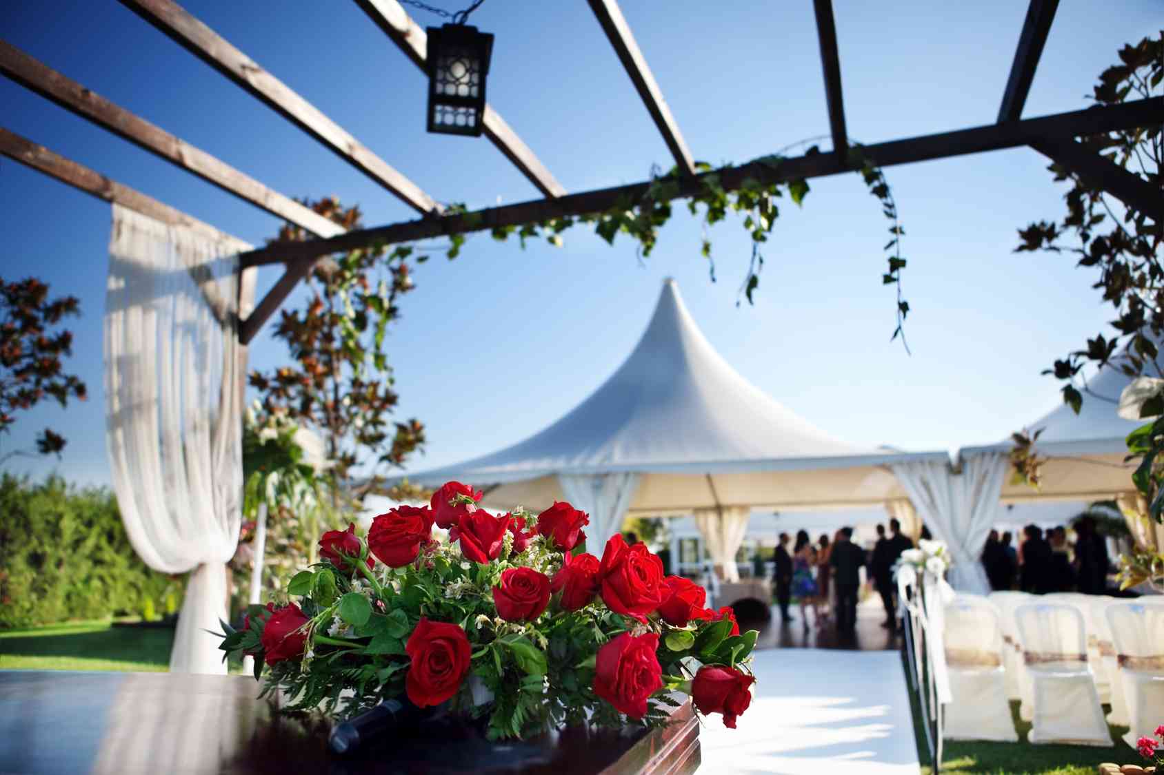 Addobbi matrimonio all’aperto: idee e consigli utili per l’allestimento