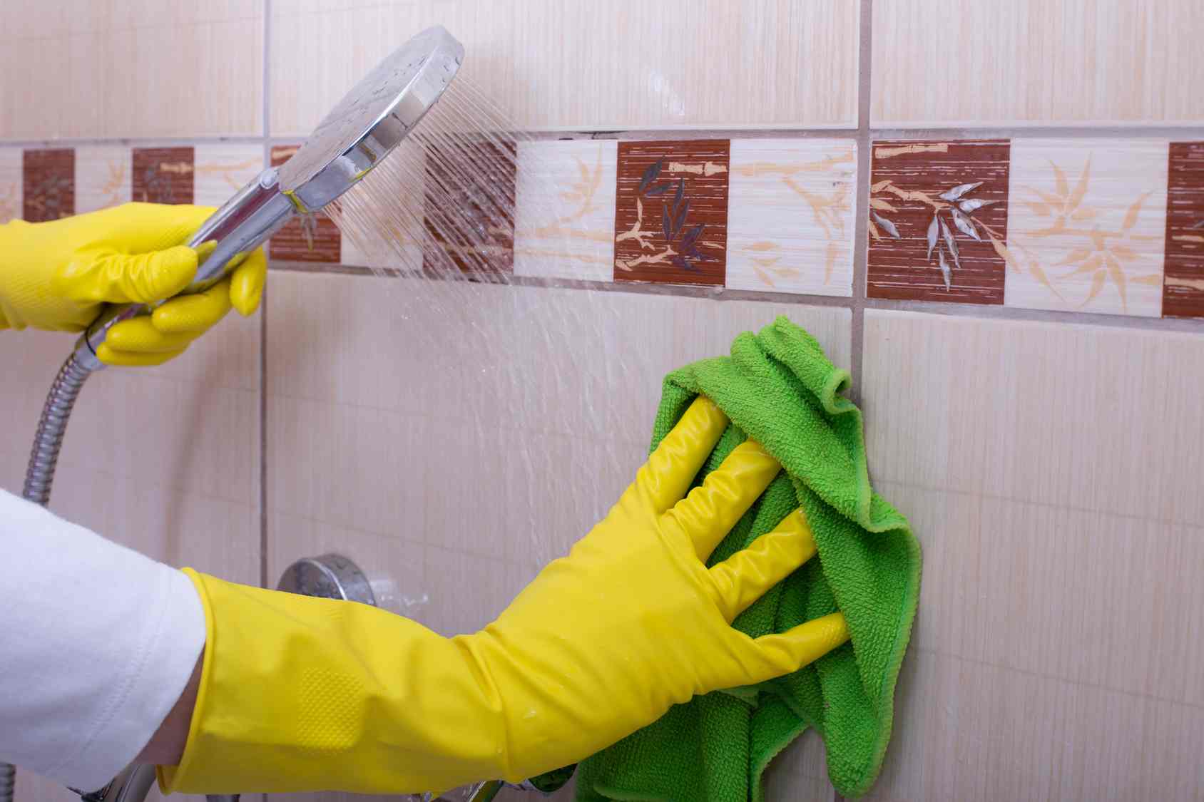 Come scrostare il wc e il piatto doccia: prodotti e consigli