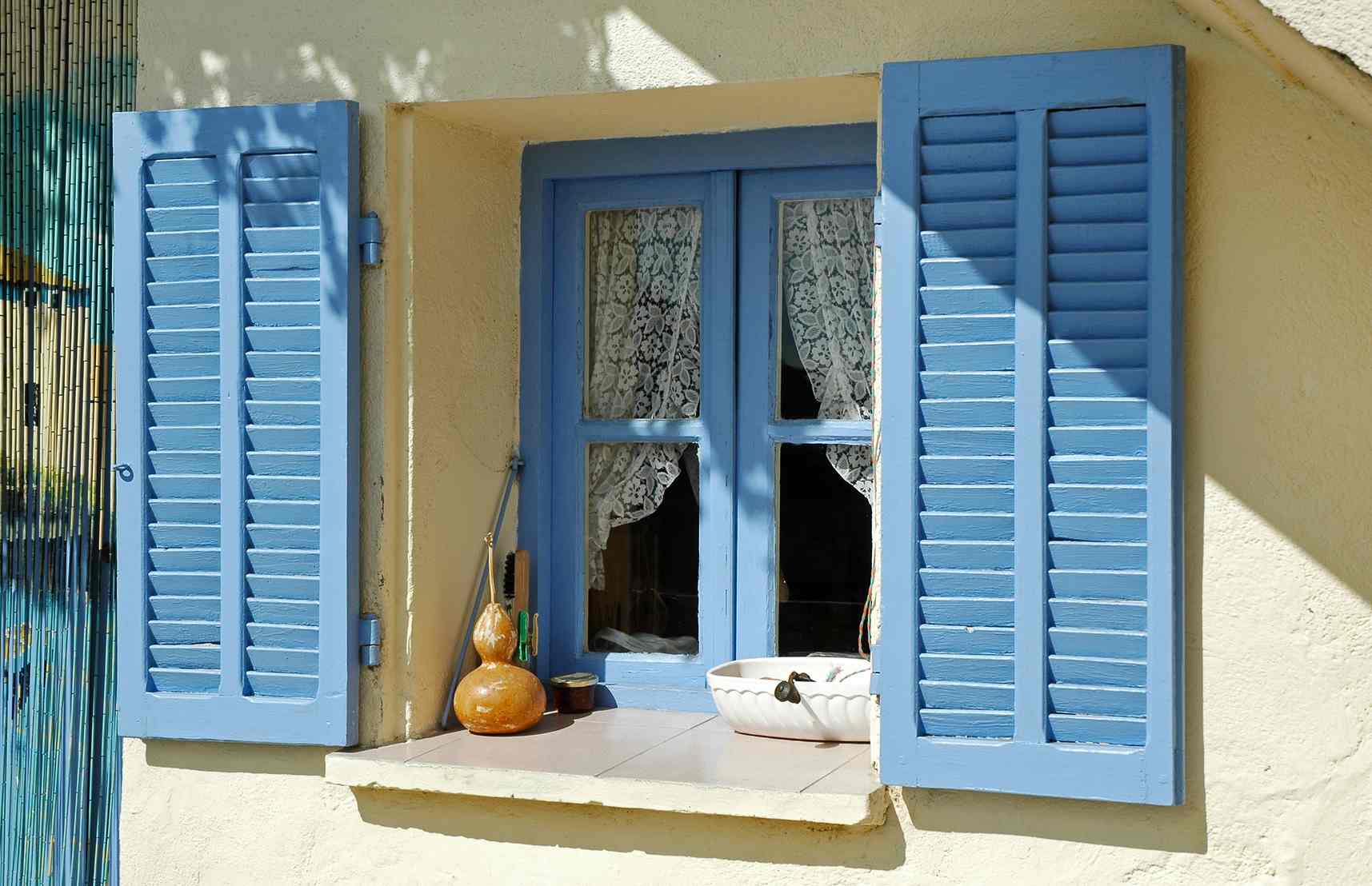 Come pulire bene le persiane in alluminio, legno, pvc e ferro