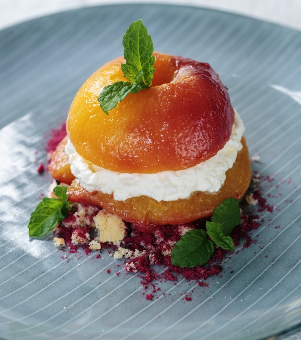 Pesche con gelato al miele e crumble di red velvet cake