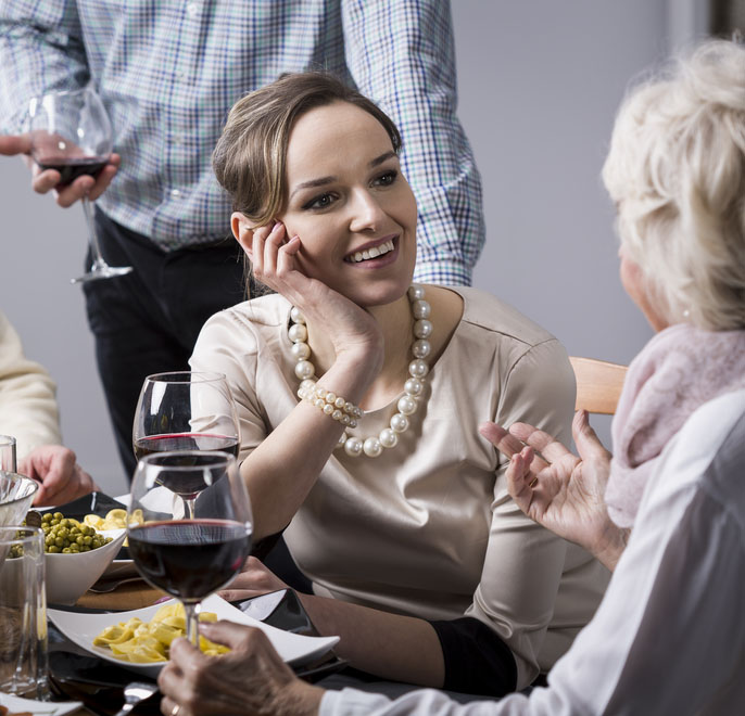 Cena a casa della suocera: come comportarsi con la padrona di casa?
