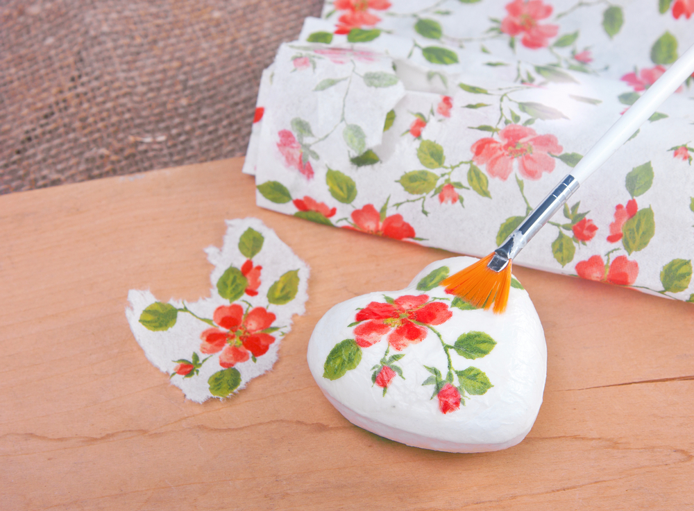 decoupage-san-valentino-decorazioni-floreali-cuore-fiori-rossi.jpg