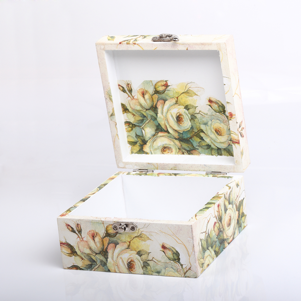 decoupage-san-valentino-decorazioni-floreali-scatola-quadrata-rose.jpg