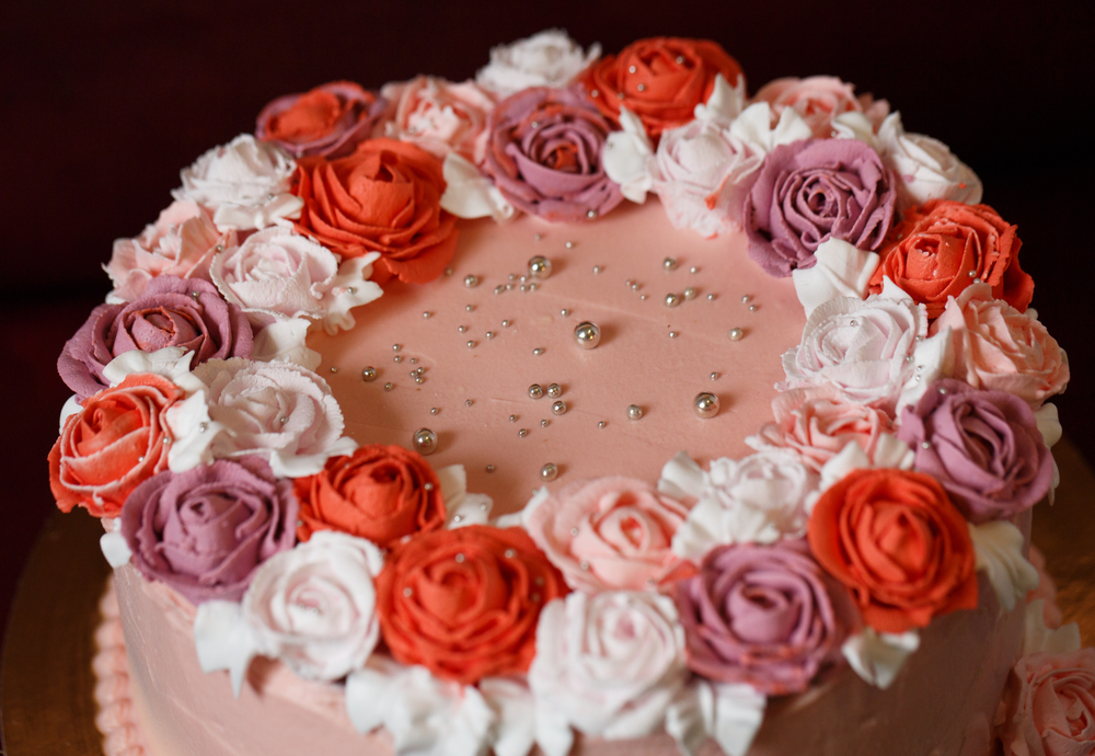 cake-design-san-valentino-rosa-pasta-zucchero-tripudio-rose-colorate.jpg
